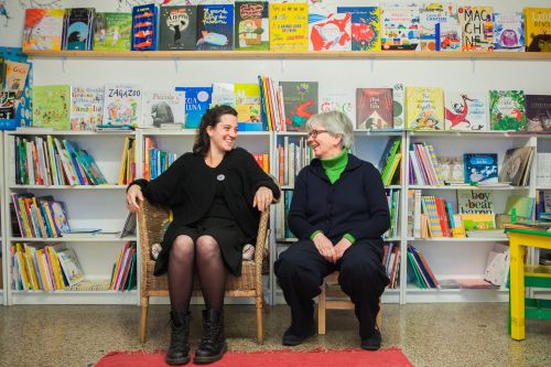 ISOLA LIBRI, la libreria di comunità (Via Pollaiuolo 5, Isola)
Prima  libreria  esoterica  e  dal “robusto  sguardo  orientato  a  destra”,  poi  orientata  verso  la  lingua  ispanica, infine libreria di comunità. Laura è una persona attiva nel quartiere soprattutto quando qualche anno fa stava per  cedere  inevitabilmente  posto  alla  più  moderna  urbanizzazione.  Serviva  un  posto  che  fosse  collettore  di diverse istanze umane e culturali: sostenuta dalla famiglia, rileva la libreria con l’intento di offrire uno spazio di riunione e di crescita delle coscienze. A lei si affianca oggi la figlia Elena, per lei la libreria rappresenta il futuro.